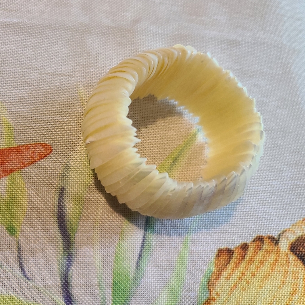 Shell Bracelet - Picture 2 of 3